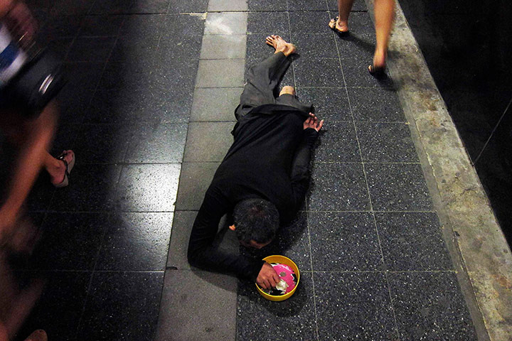 20 photos: A disabled man begs in Bangkok