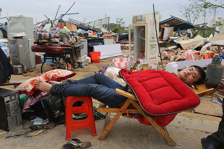 20 photos: A man sleeps among his belongings