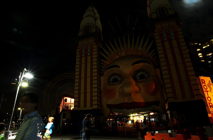 WWF Earth Hour: Sydney Goes Dark For Earth Hour