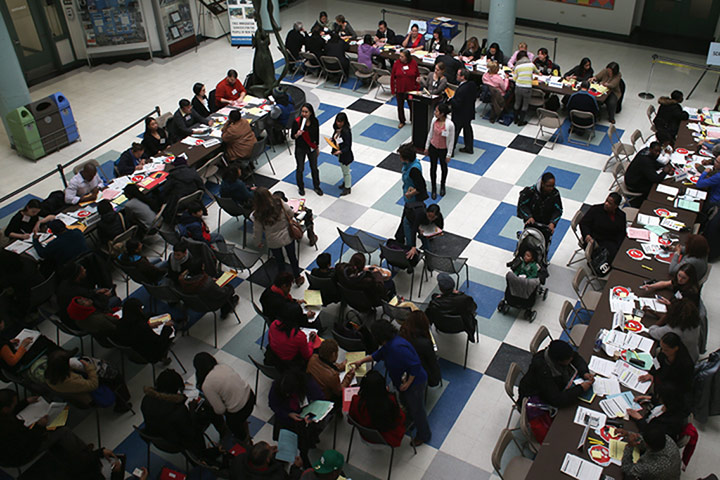 us immigrants: Volunteers Assist Immigrants With Citizenship Applications