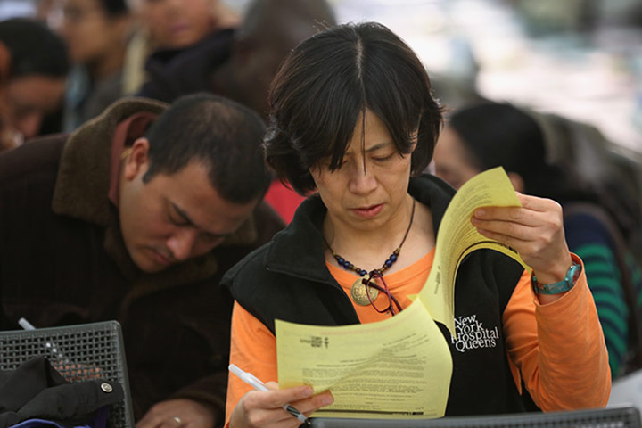 us immigrants: Volunteers Assist Immigrants With Citizenship Applications