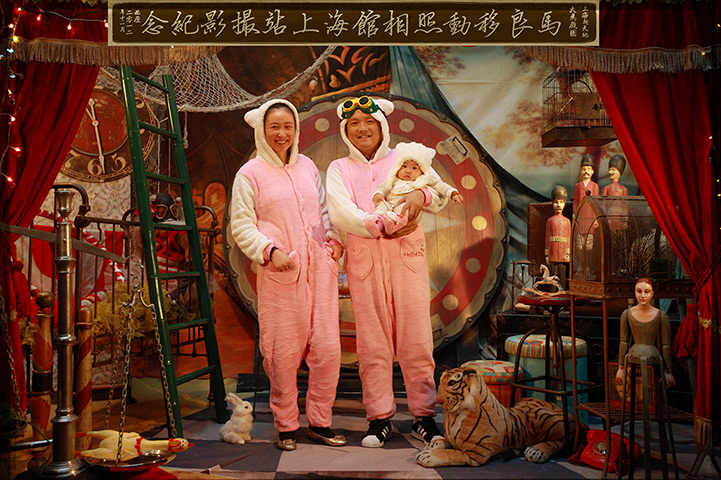 Maleonn's studio mobile: A couple wearing matching outfits with their baby