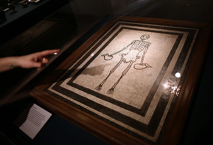 Life and death in Pompeii: Skeleton mosaic