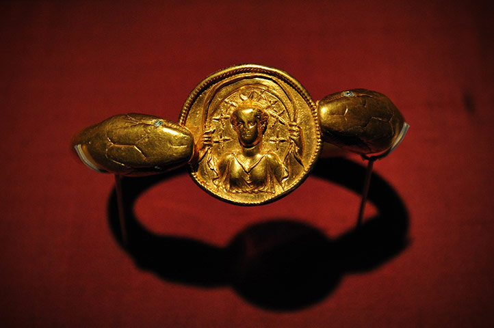 Life and death in Pompeii: Golden snake amulet