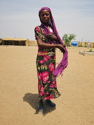 Darfur fashion: Women combine tunics with Chinese-made Chanel belts