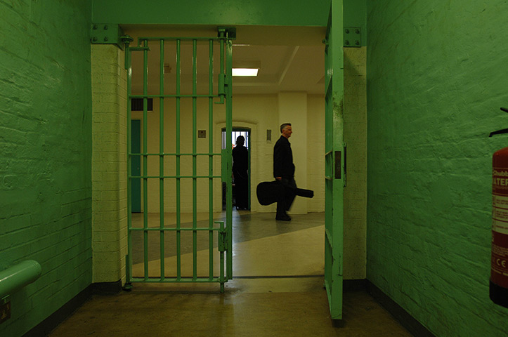 Bily Bragg: 2007: Billy Bragg delivers guitars to Wormwood Scubs prison