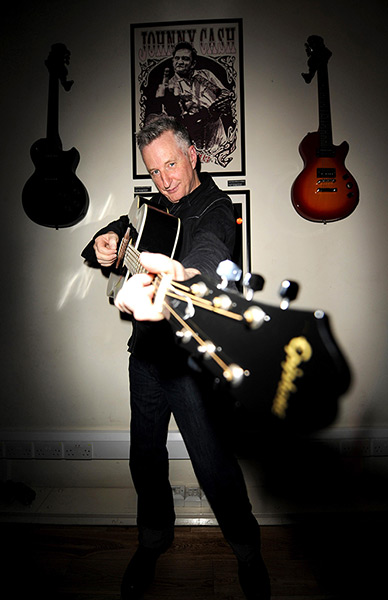 Bily Bragg: 2008 Billy Bragg poses in the Gibson Guitar Studio
