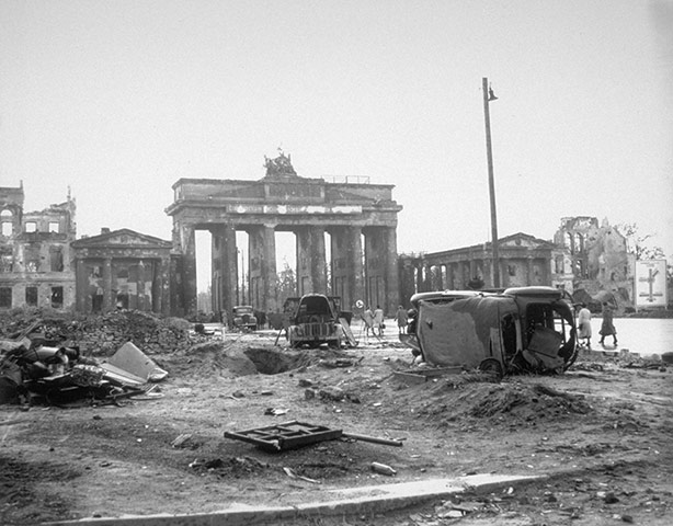 Hampel postcards: Ruins In Berlin