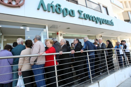 epa03643429 Perople wait in a long queue outside a branch of the COOP Bank in Nicosia, Cyprus, 28 March 2013.
