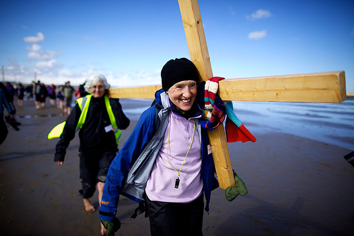 Lindisfarne: despite the cold weather, everyone is in good spirits. 