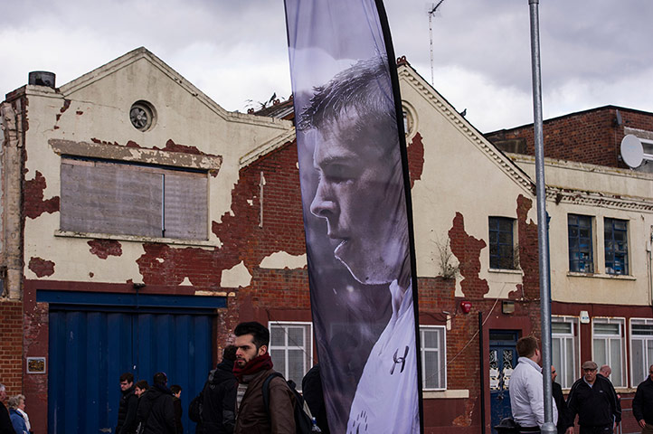 Tottenham v Arsenal: Bale banner