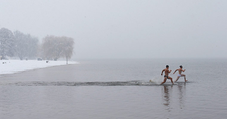 24 Hours: People take a bath at Berlin's Wannsee lido
