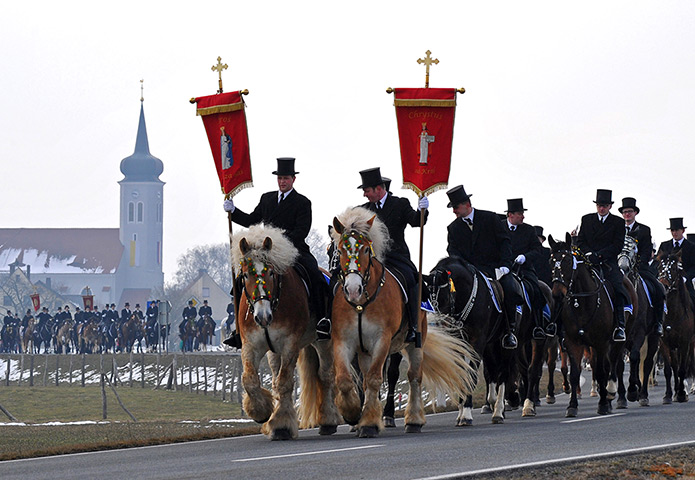 Easter Sunday: Men of the Sorbian community ride on decorated horses