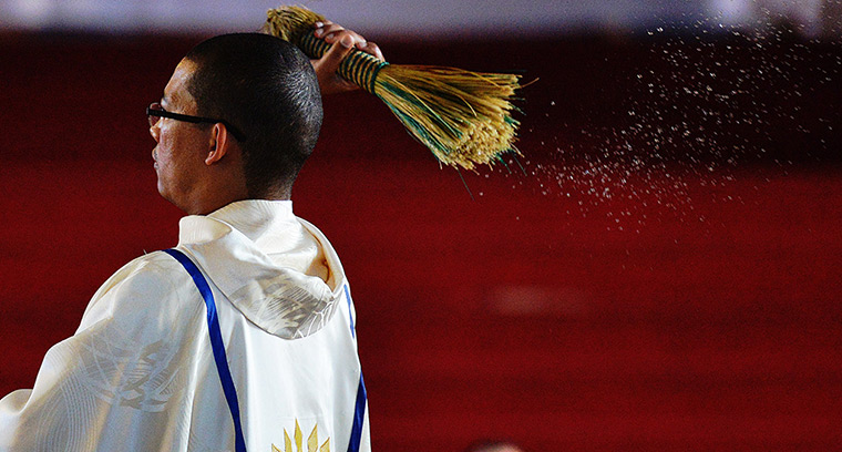 Easter Sunday: A priest blesses the congregation at Regina Mundi church in Soweto 