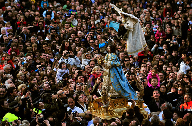 Easter Sunday: Celia de La Vega during the Descent of the Angel ceremony in Tudela