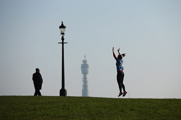 Spring : Londoners Enjoy Spring Sunshine