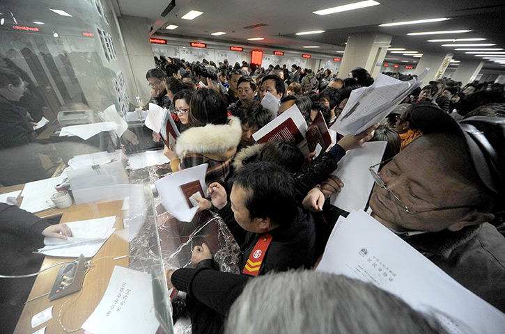 24 hours in pictures: eople crowd into the Nanjing Municipal Real Estate Trading Centre