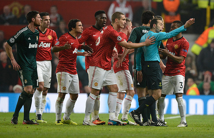 United v Real Madrid 2: Manchester United players remonstrate with the referee