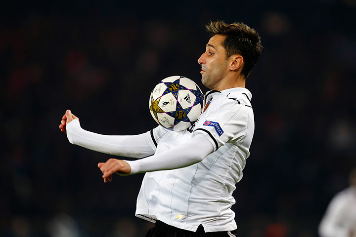 Wed champions league: Jonas controls the ball