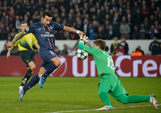 Wed champions league: Ezequiel Lavezzi scores