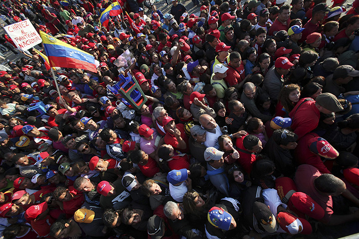 Hugo Chavez funeral: Hundreds of supporters of Venezuelan President Hugo Chavez gather