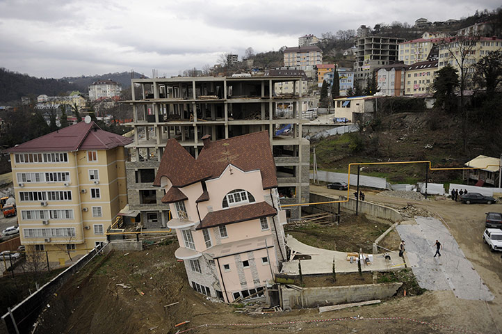 20 Photos: Workers cordon off a leaning building in Sochi, Russia