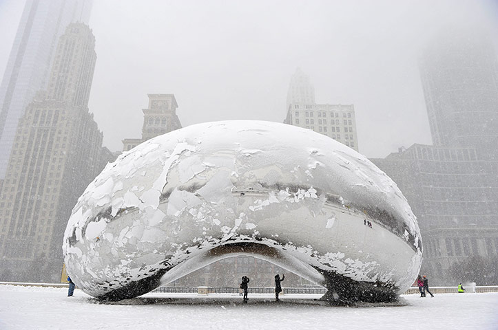 20 Photos: Late storm brings snow to Chicago