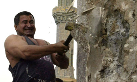 Kadom al-Jabouri attacks Saddam Hussein's statue 2003