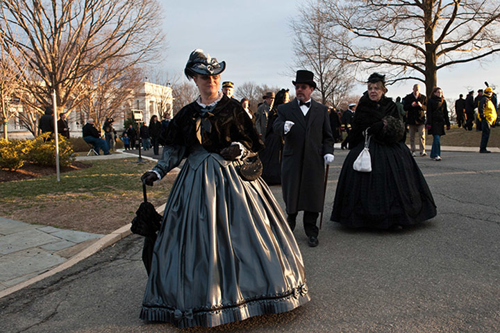 civil war burial : Civil War enthusiasts in period clothing
