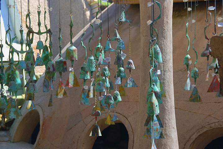 Paolo Soleri: Bronze windbells made at the Cosanti foundry 