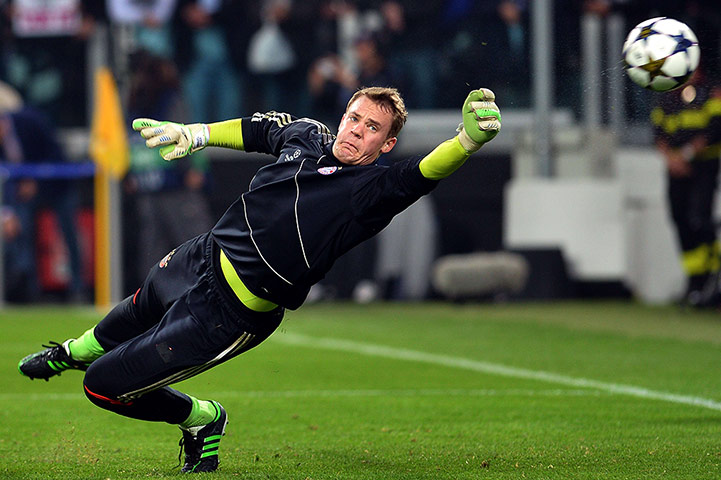 Wednesday Champ League: Bayern Munich's goalkeeper Manuel Neuer warms up