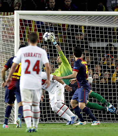 Champions League wed2: Victor Valdes saves a shot