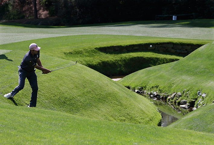 augusta day 1: Matt Kuchar chips over Rae's Creek at the 13th