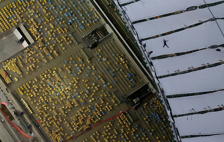 20 Photos: Final work on roof of Maracana stadium in Rio de Janeiro