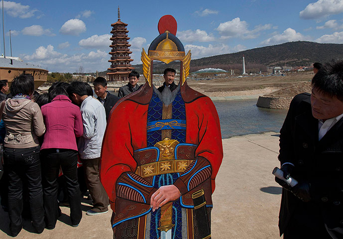 20 Photos: North Koreans visit the Pyongyang 'folk park'