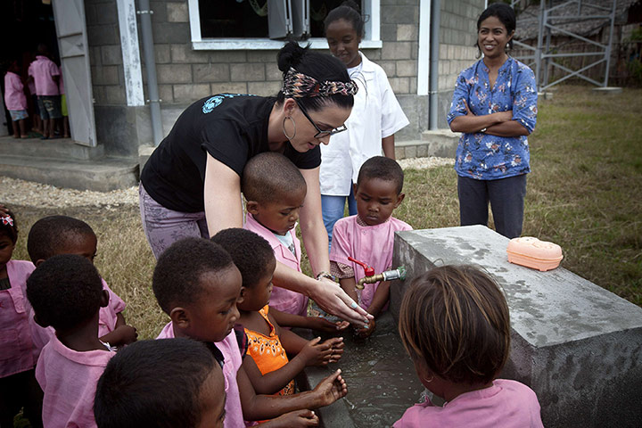 20 Photos: Katy Perry demonstrates hand washing in Madagascar20 Photos: Katy Perry demonstrates to children how to wash their hands in Madagascar