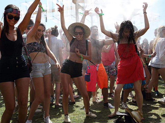 Coachella: Festivalgoers dance in the heat