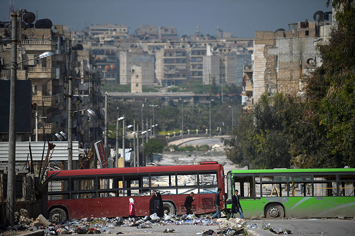 24 Hours: Syrians walk behind buses to dodge sniper fire by government forces