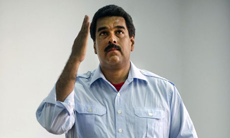 Nicolas Maduro gestos como ele lança o seu voto em uma eleição que o tornou presidente