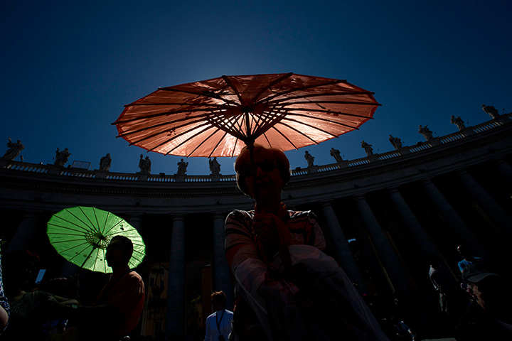 24 hours: The Vatican: Faithful take shelter from the sun