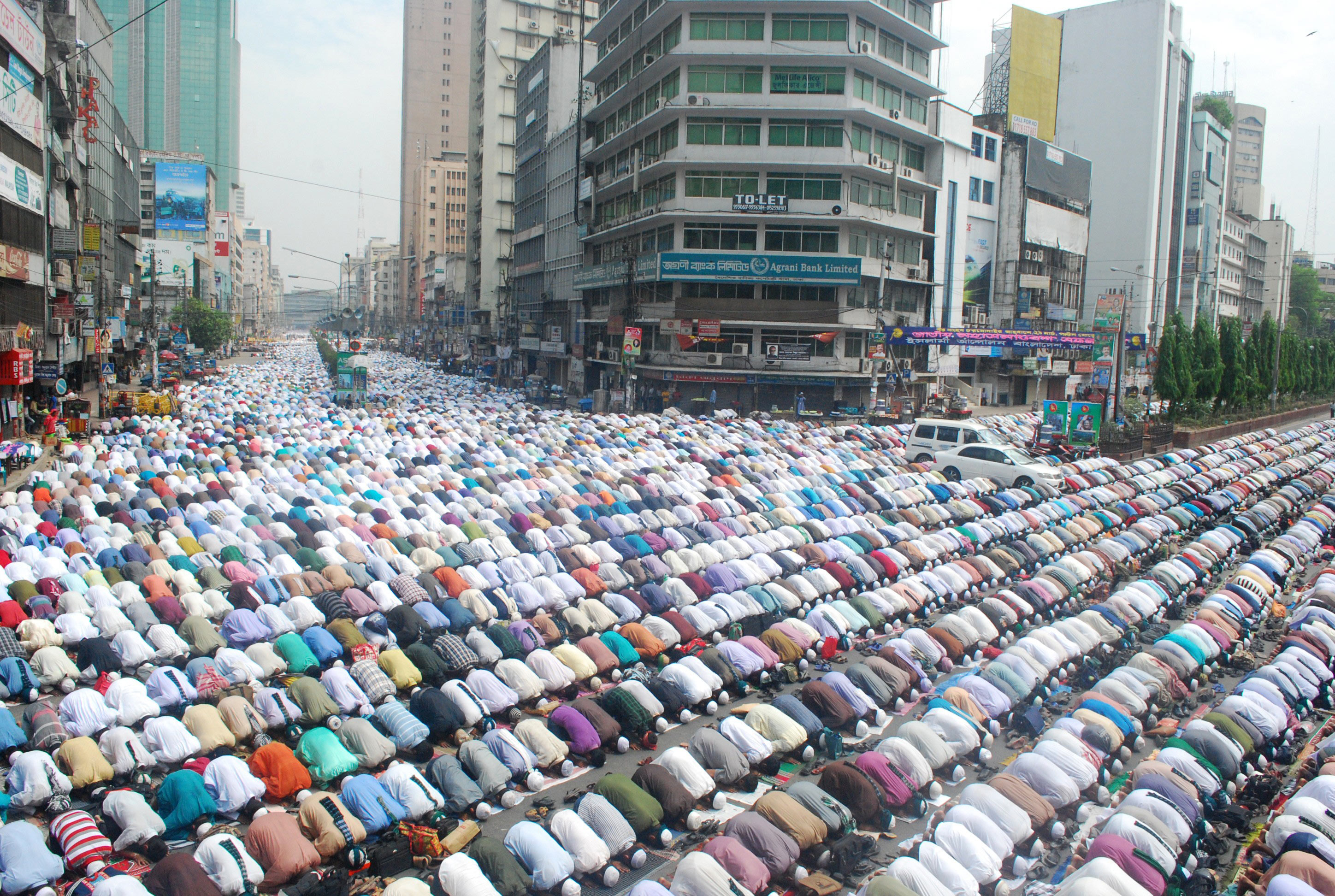 Muslim-men-pray-in-the-st-001.jpg