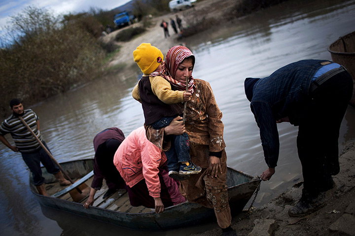 Pulitzer prize: Syrian refugees cross from Syria to Turkey via the Orontes River