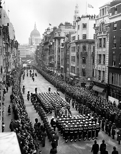 Churchill comparison: Sailors draw a gun carriage carrying the coffin of Sir Winston Churchill 