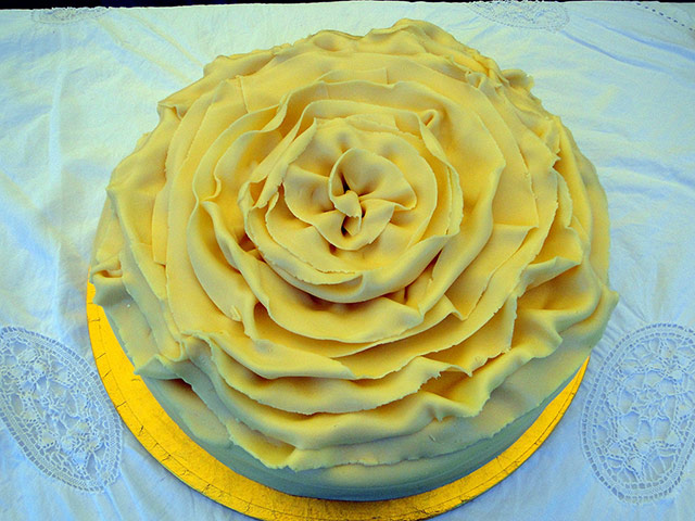 Your Pictures - Bloom: yellow cake in flower shaped design