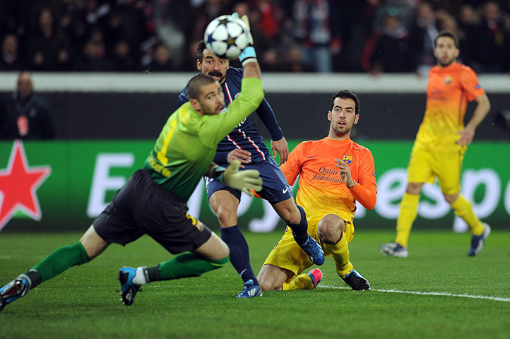 footy: Barcelona's goalkeeper Victor Valdes (L)