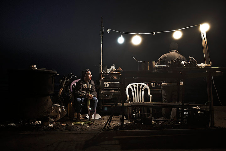 24 Hours: Palestinian youth sells corn on the beach