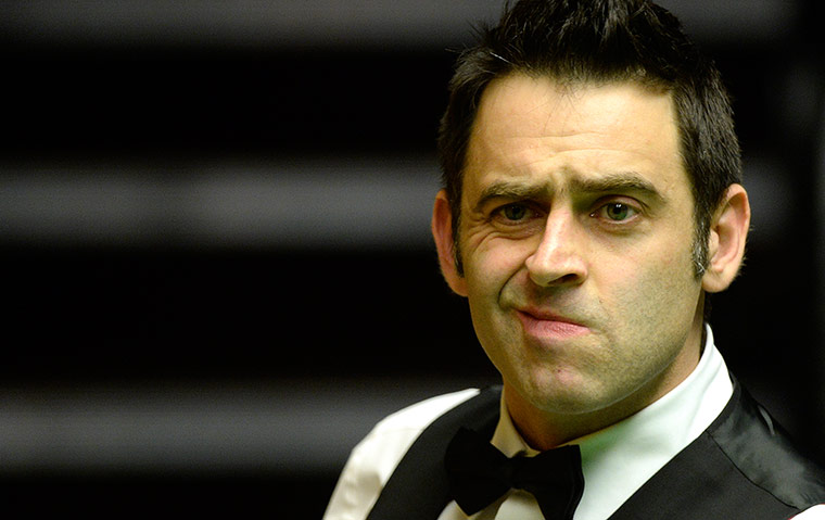 ronnie O'sullivan: Ronnie O'Sullivan grimaces