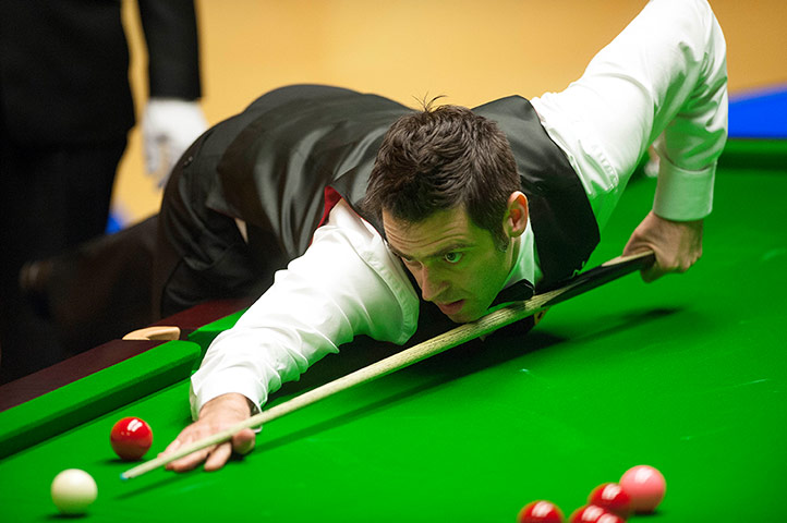 ronnie O'sullivan: O'Sullivan plays left-handed