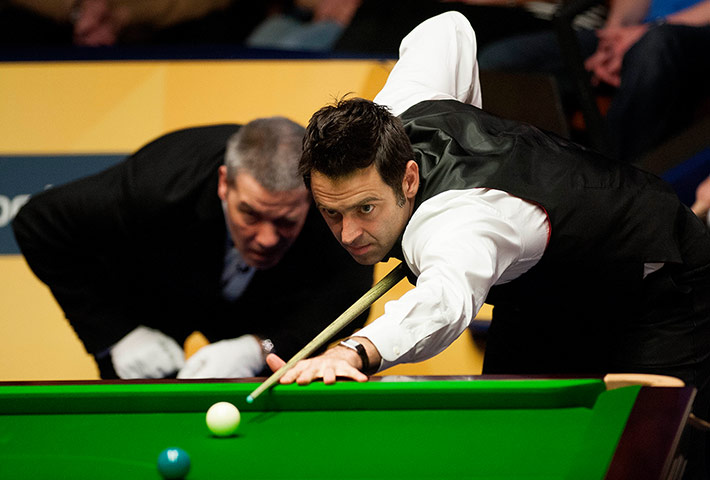 ronnie O'sullivan: Ronnie O'Sullivan lines up a shot closely watched by referee Jan Verhaas 