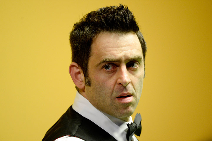 ronnie O'sullivan: Ronnie O'Sullivan looks worried